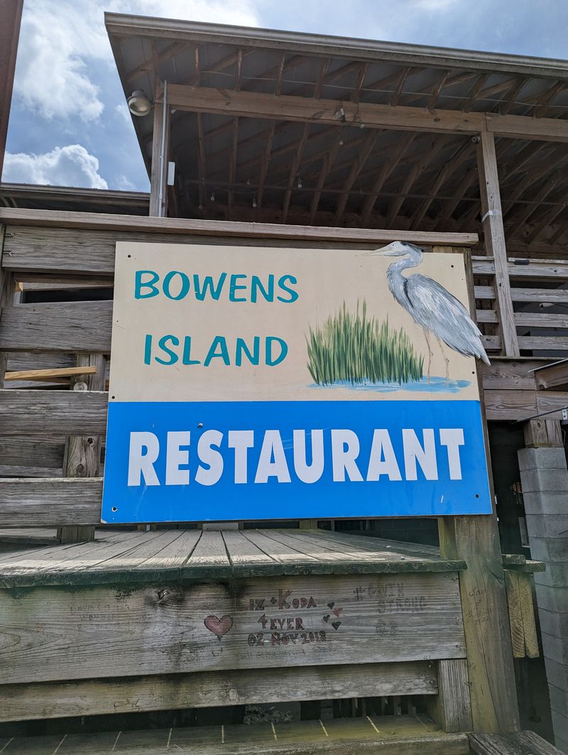 Convenient Hours Welcome Lunch And Dinner Crowds