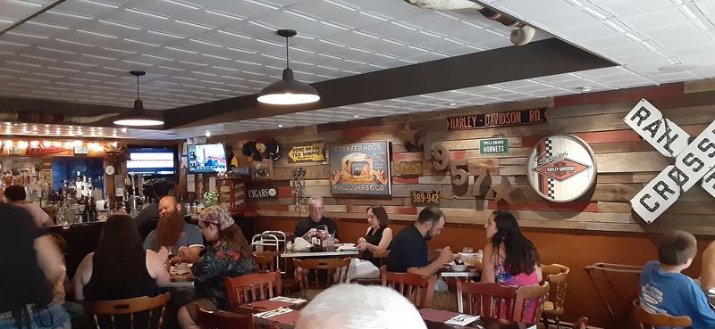 Vintage Atmosphere With Cool Decor and Tight Seating