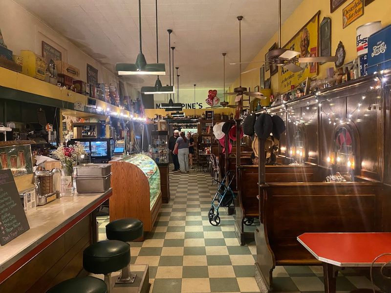 Retro Atmosphere That Feels Genuinely Lived-In Retro Atmosphere That Feels Genuinely Lived-In