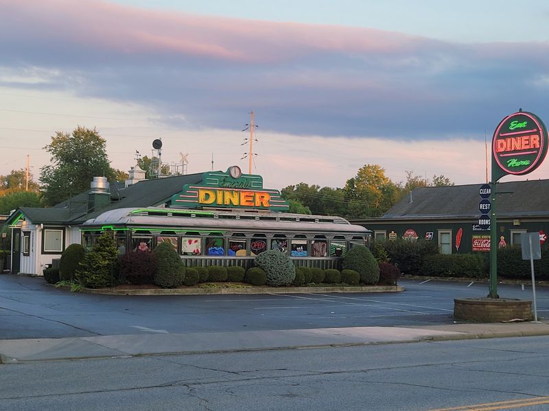 Rhonda's Emerald Diner, Hubbard