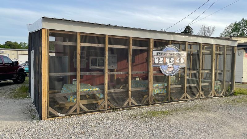 Vaughn's Pit Stop BBQ, Bono