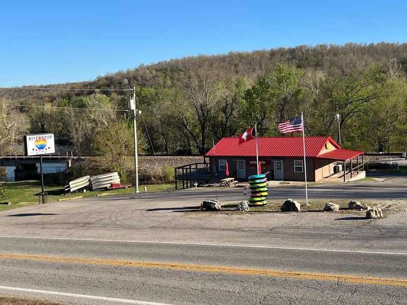 RiverStop Outfitters, Hardy