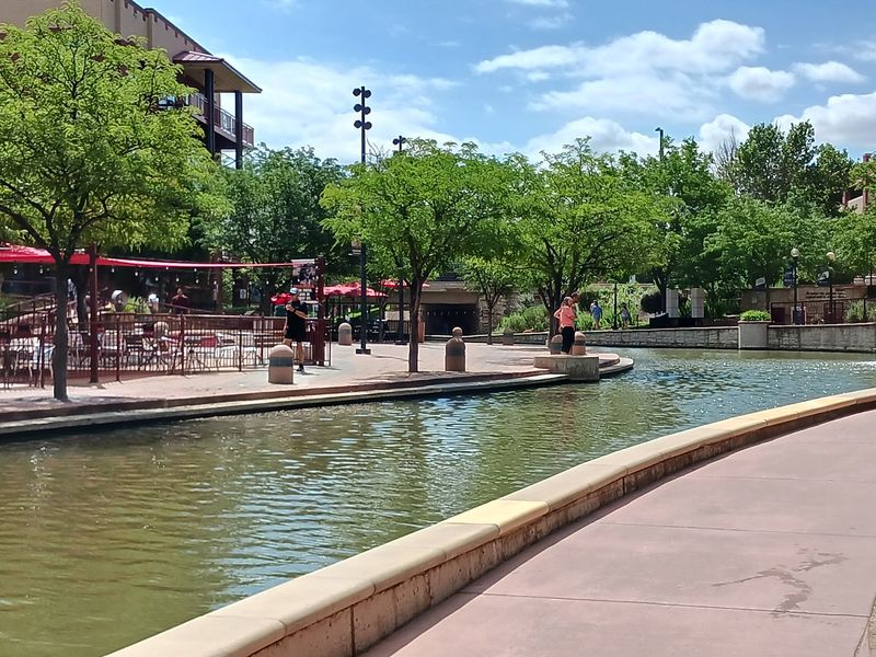 Riverside Dining That Fits Right Into the Scene