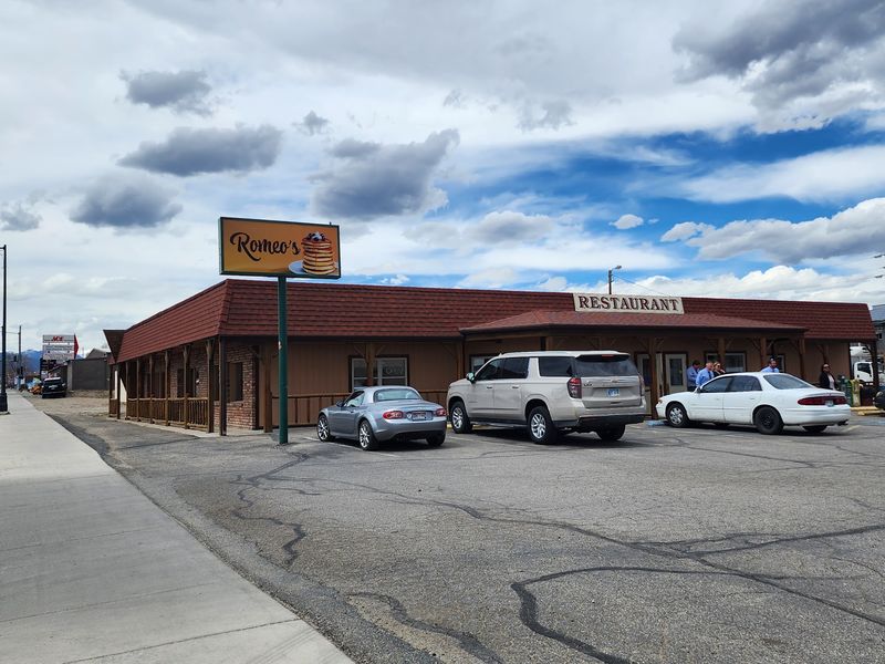 Romeo's Cafe, Salida