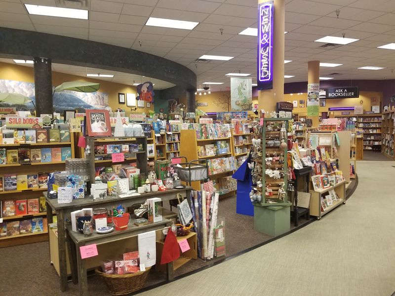 Rooms, Nooks, And Signs That Keep You Wandering