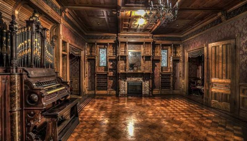 Rooms That Feel Grand, Strange, And Even A Bit Famous Rooms That Feel Grand, Strange, And Even A Bit Famous