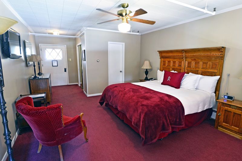 Rooms That Reflect The Era Without Apologizing For It Rooms That Reflect The Era Without Apologizing For It