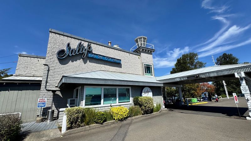 Salty's On The Columbia River