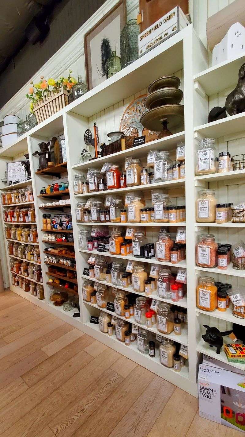 Scented Candles And Charming Decor Scented Candles And Charming Decor