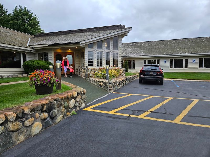 Boone's Long Lake Inn