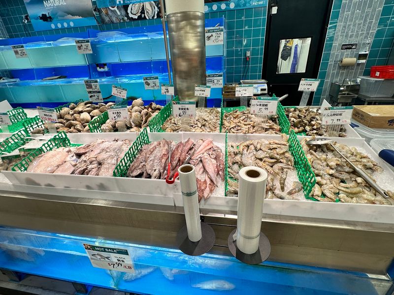 Seafood Tanks That Double As A Free Aquarium