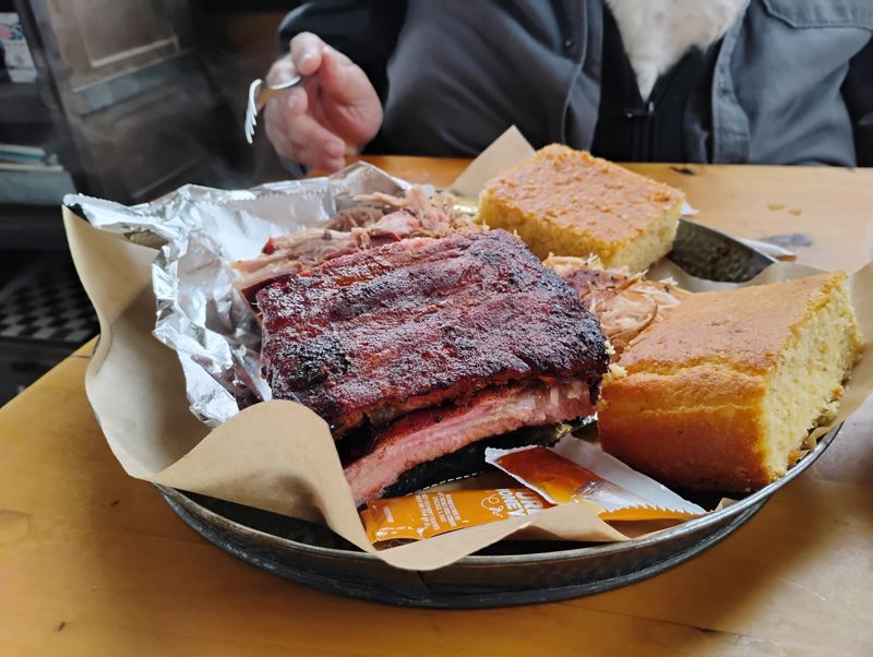 Piggin' Out Smokehouse (Lakewood)