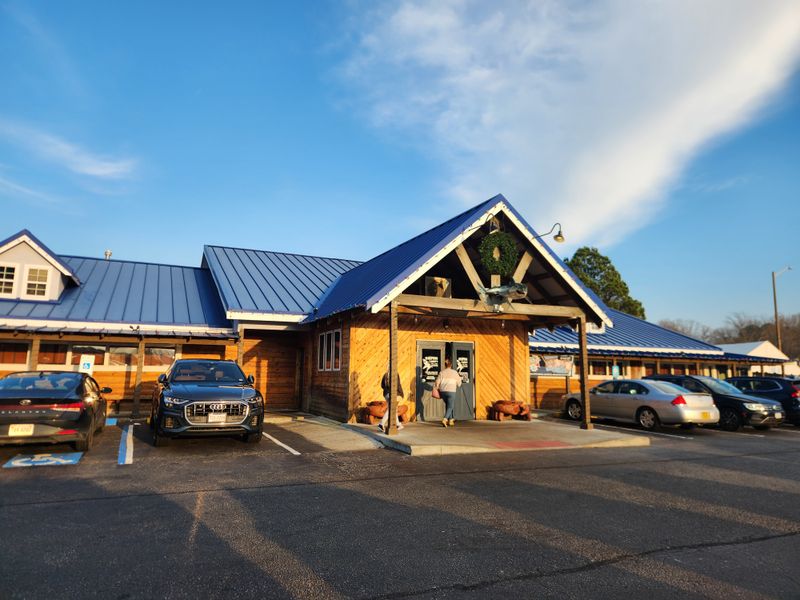 Harpoon Larry's Fish House & Oyster Bar — 621 J Clyde Morris Blvd, Newport News