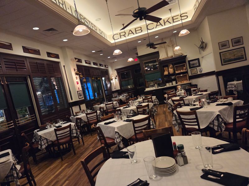 Hugo's Frog Bar & Fish House – Naperville