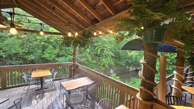 Hall’s On The River, Winchester