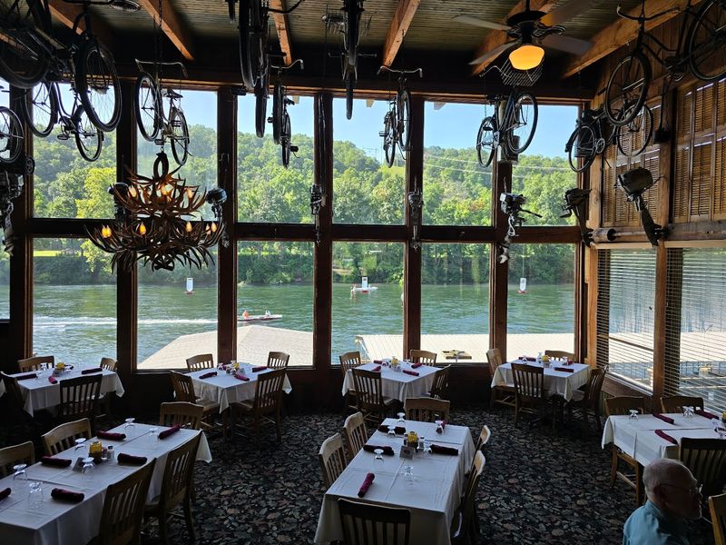 Gaston's Restaurant, Lakeview