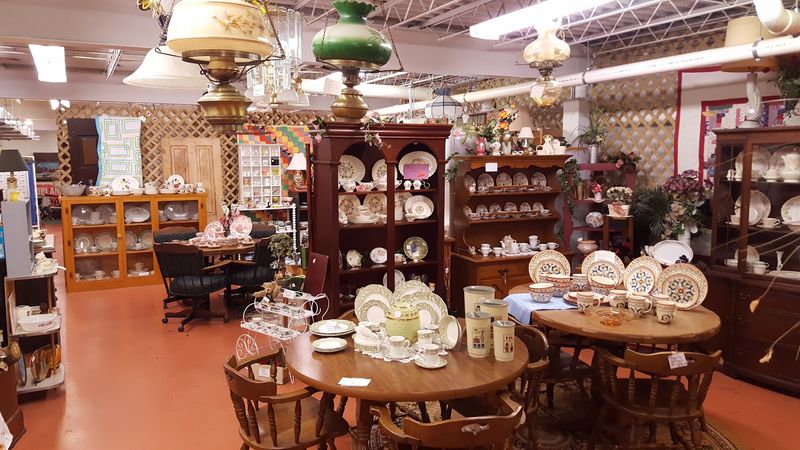 Showplace Antiques & Treasures Showplace Antiques & Treasures