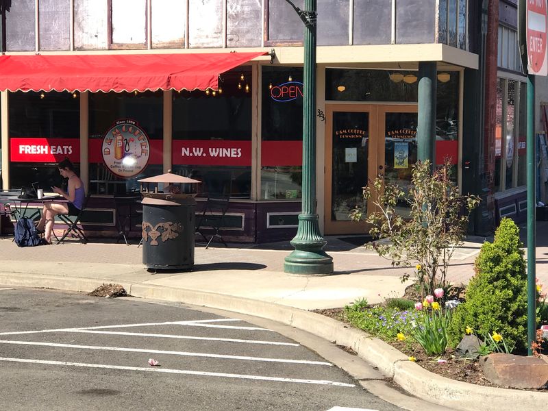 Sidewalk Seating and a Dog-Friendly Welcome Sidewalk Seating and a Dog-Friendly Welcome
