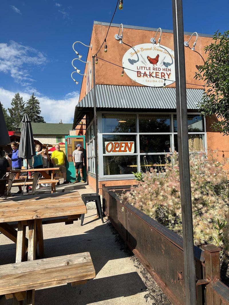 Little Red Hen Bakery, Salida