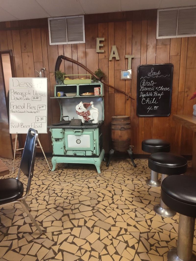 Simple Interiors Match The Classic Diner Experience Simple Interiors Match The Classic Diner Experience