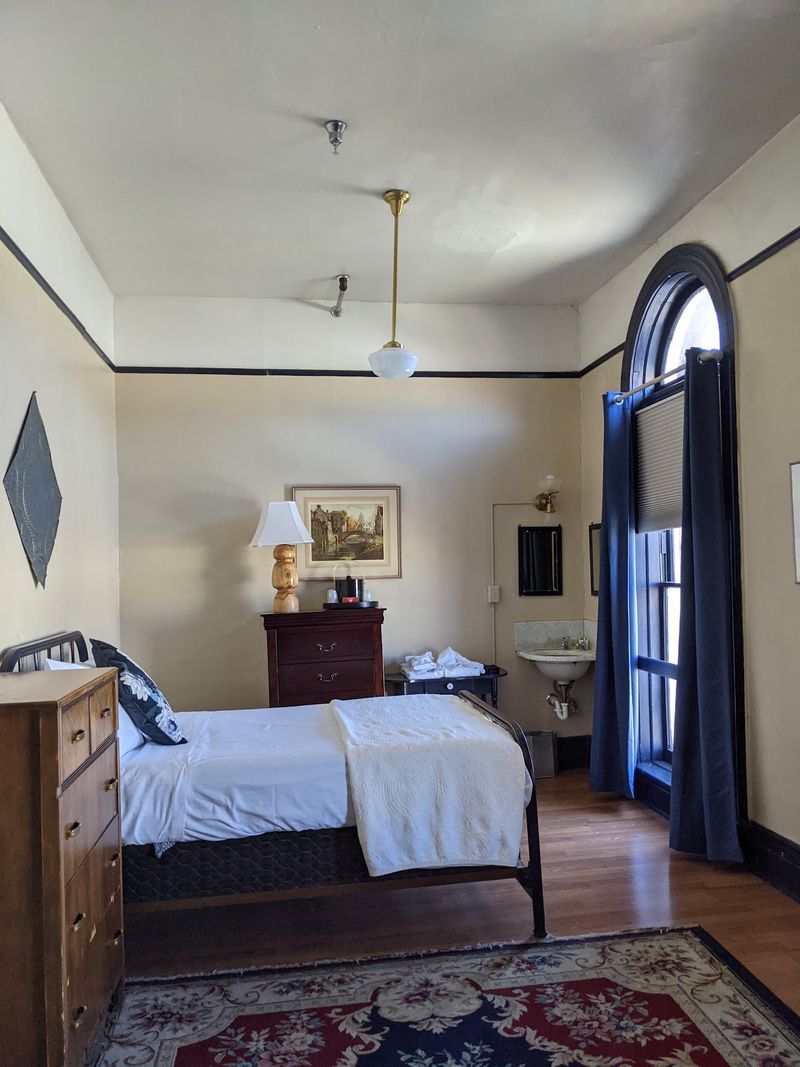 Simple Rooms for Thrifty Travelers