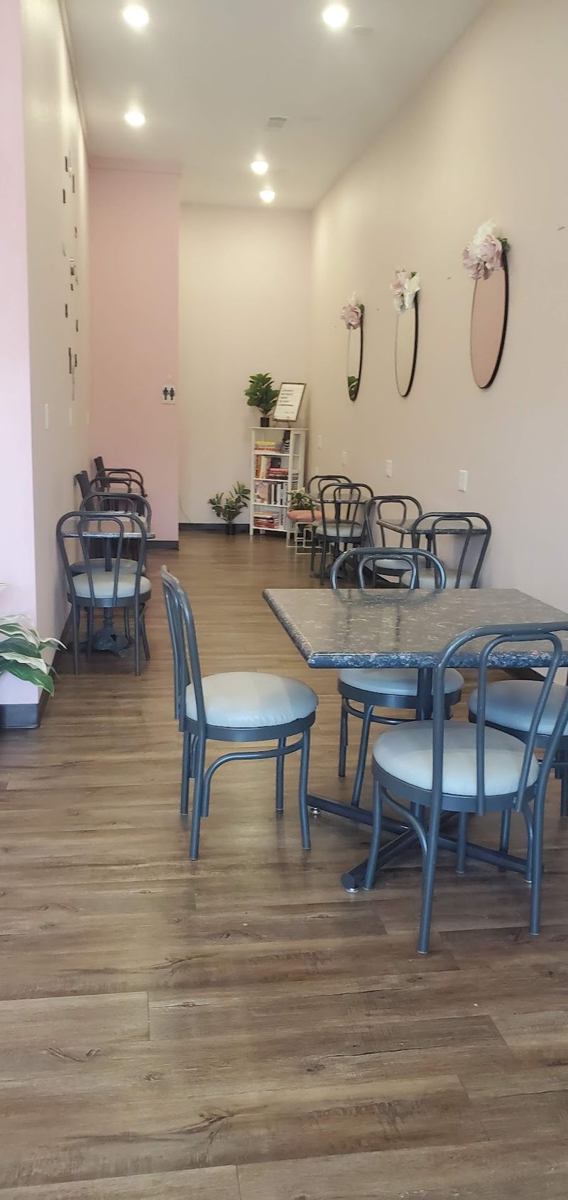 Simple Seating Keeps Things Easygoing