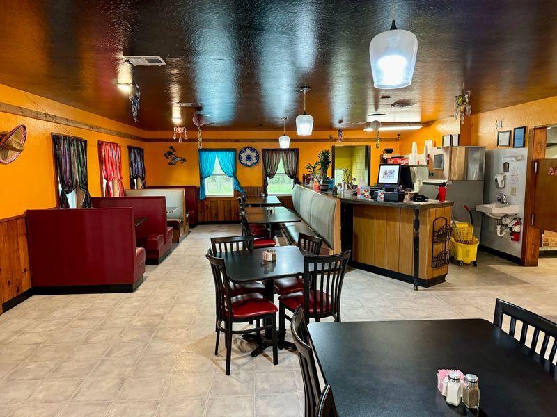 Simple Seating Suits A Laid-Back Meal Simple Seating Suits A Laid-Back Meal