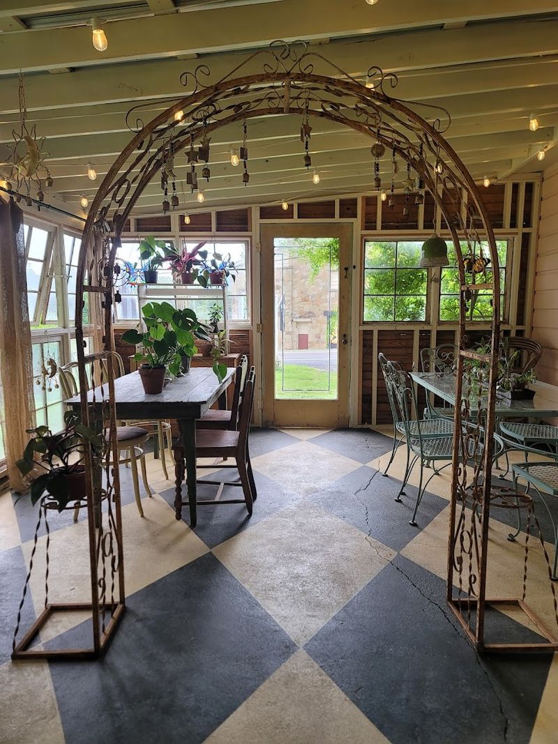 SkyLark Café, Leslie SkyLark Café, Leslie