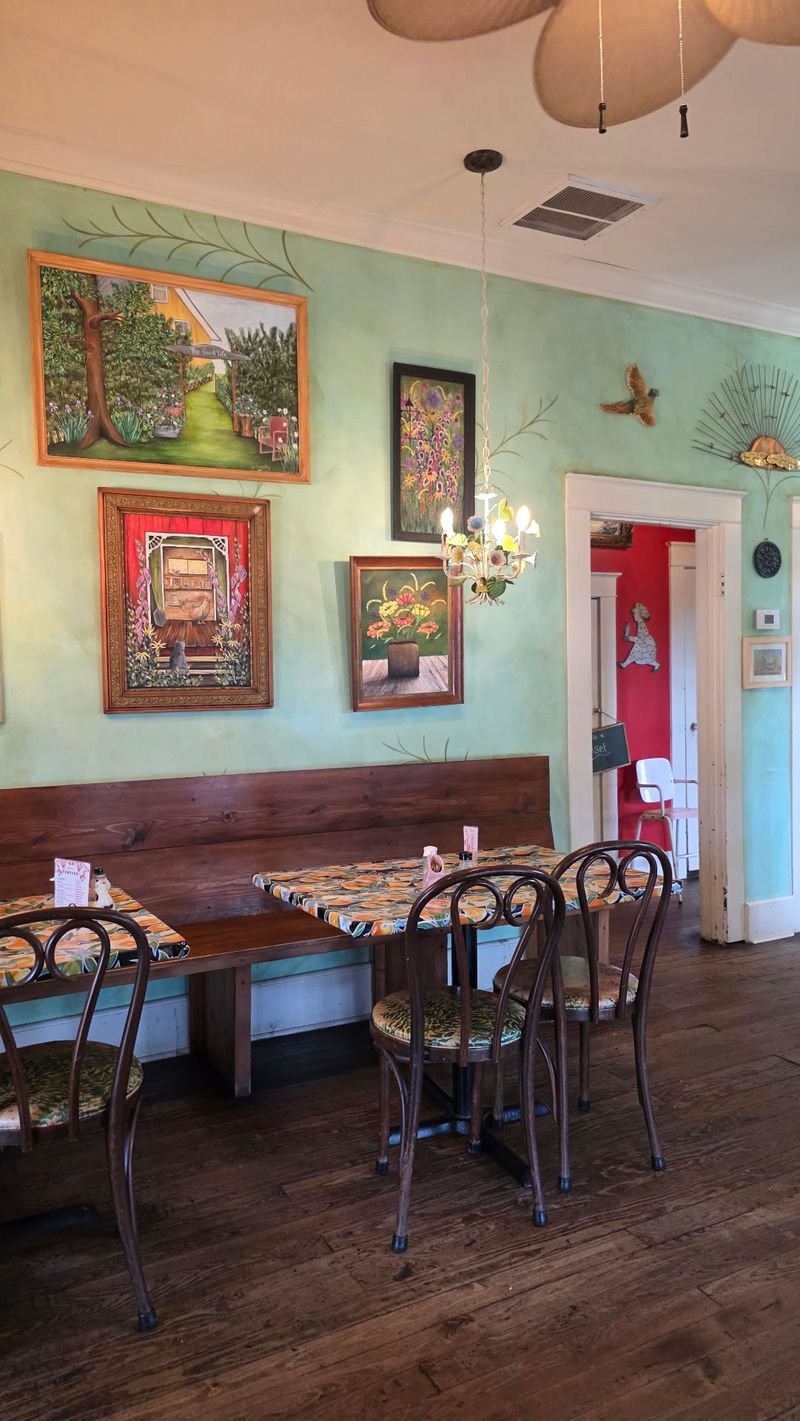 Skylark Cafe, Leslie