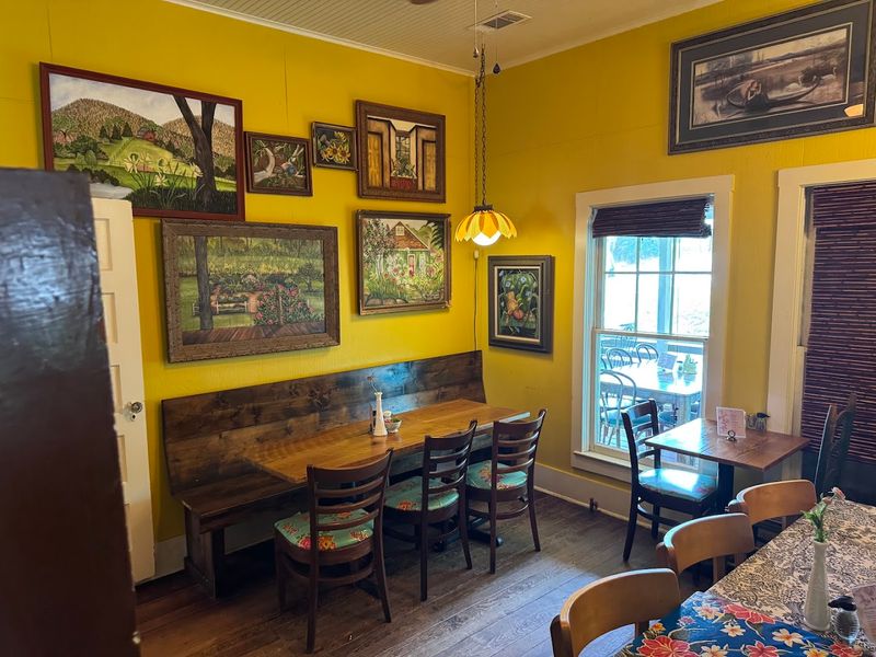 Skylark Café, Leslie