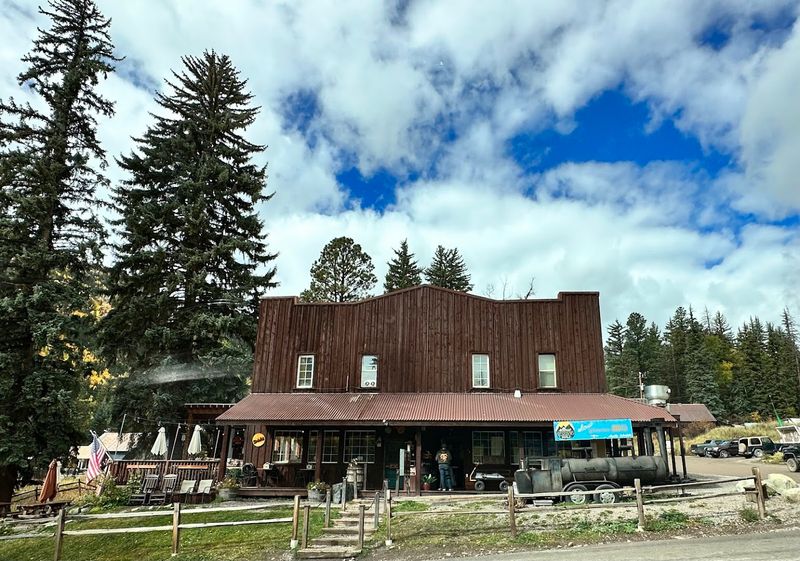Slow Groovin BBQ: The Spot Everyone Keeps Mentioning
