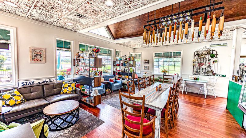 Cozy Counter Service Creates Welcoming Atmosphere