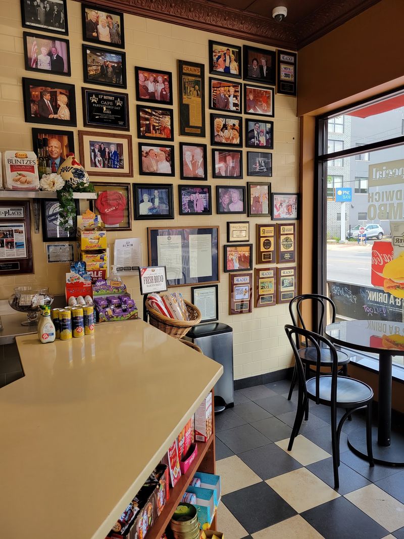 Small Tables and a Take-It-To-Go Vibe Small Tables and a Take-It-To-Go Vibe