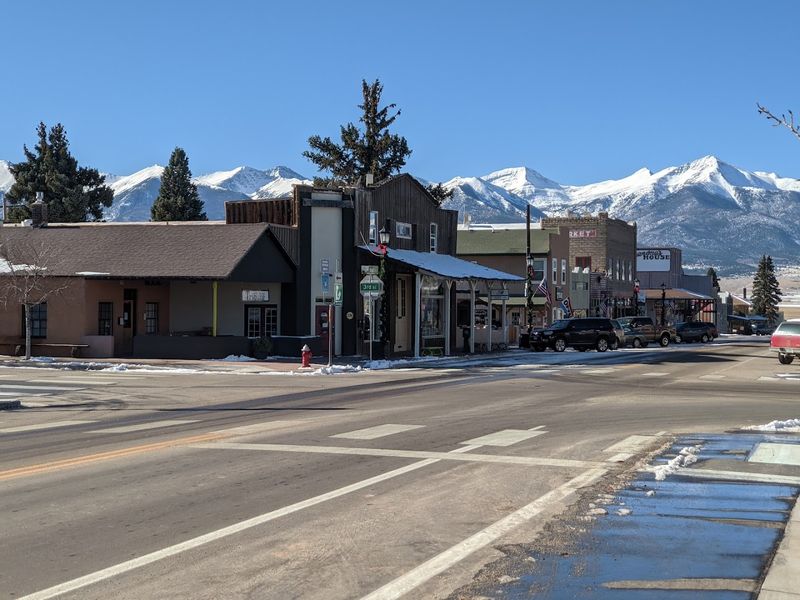Small-Town Main Street: Where 435 People Keep Things Genuinely Charming