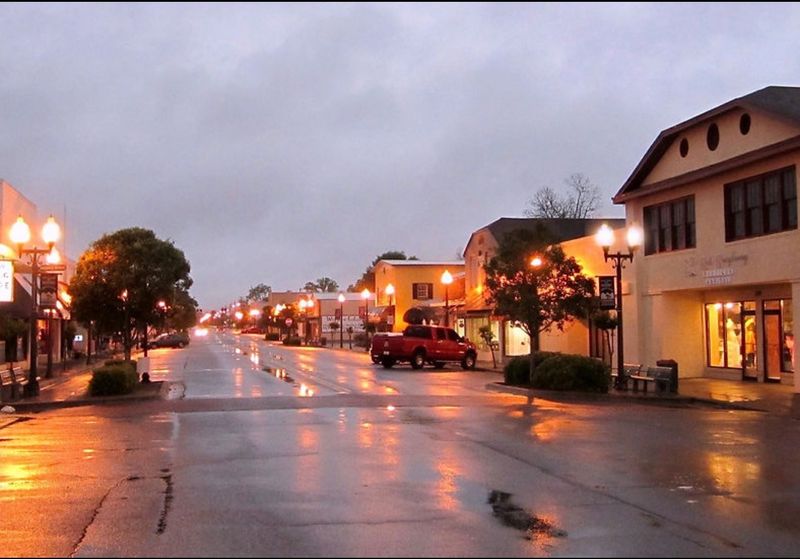 Small-Town Pace Without Rural Isolation