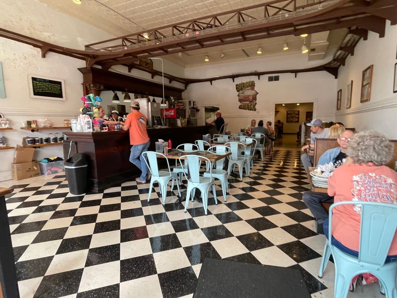 The Burger Shack, Benton