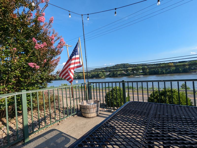 Fox's Pizza Den On The River, Pomeroy