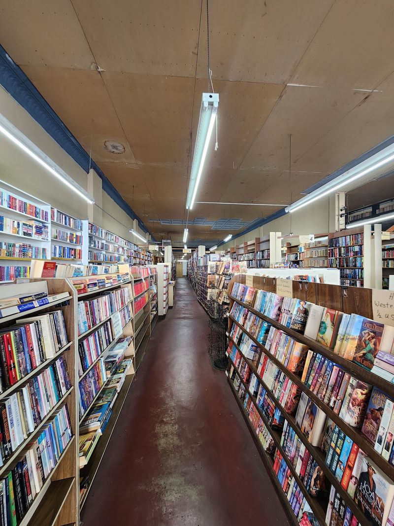 Snooper's Barn Used Book Store