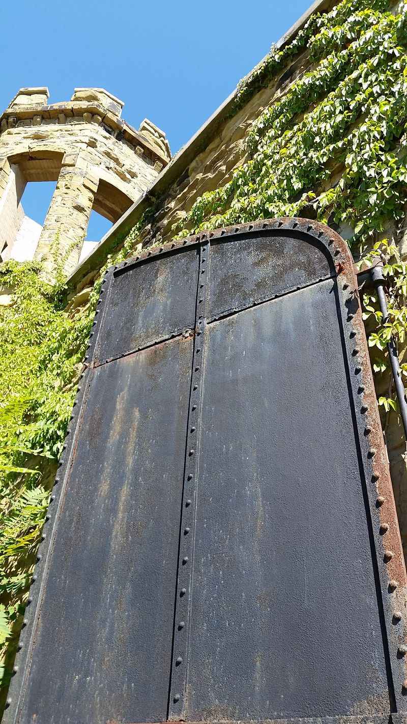 Textures Underhand: Floors, Rails, Thresholds