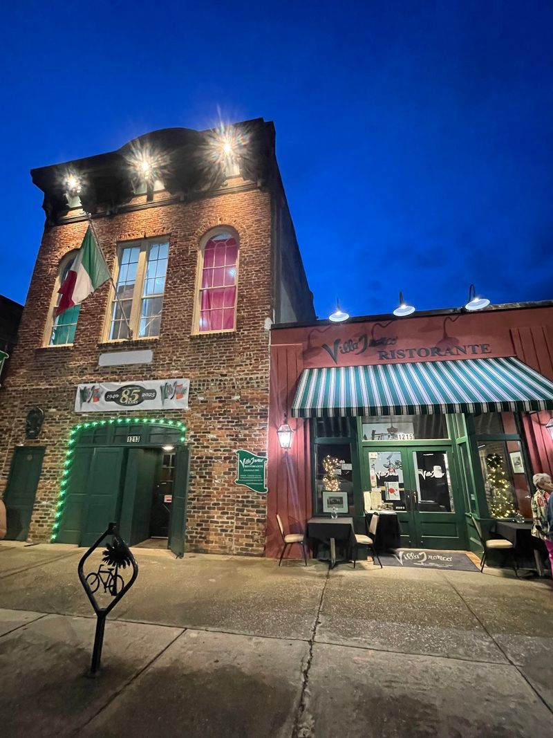 South Carolina's Oldest Restaurant Still Standing Strong South Carolina's Oldest Restaurant Still Standing Strong