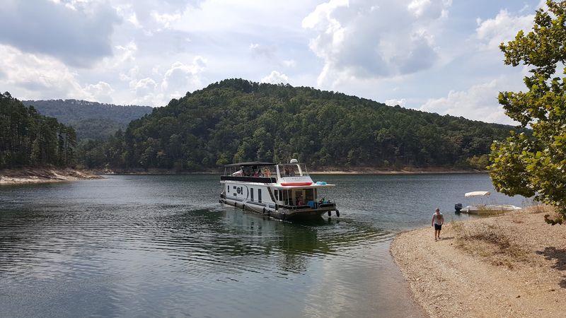 Easy To Navigate Houseboats With Beginner Friendly Guidance