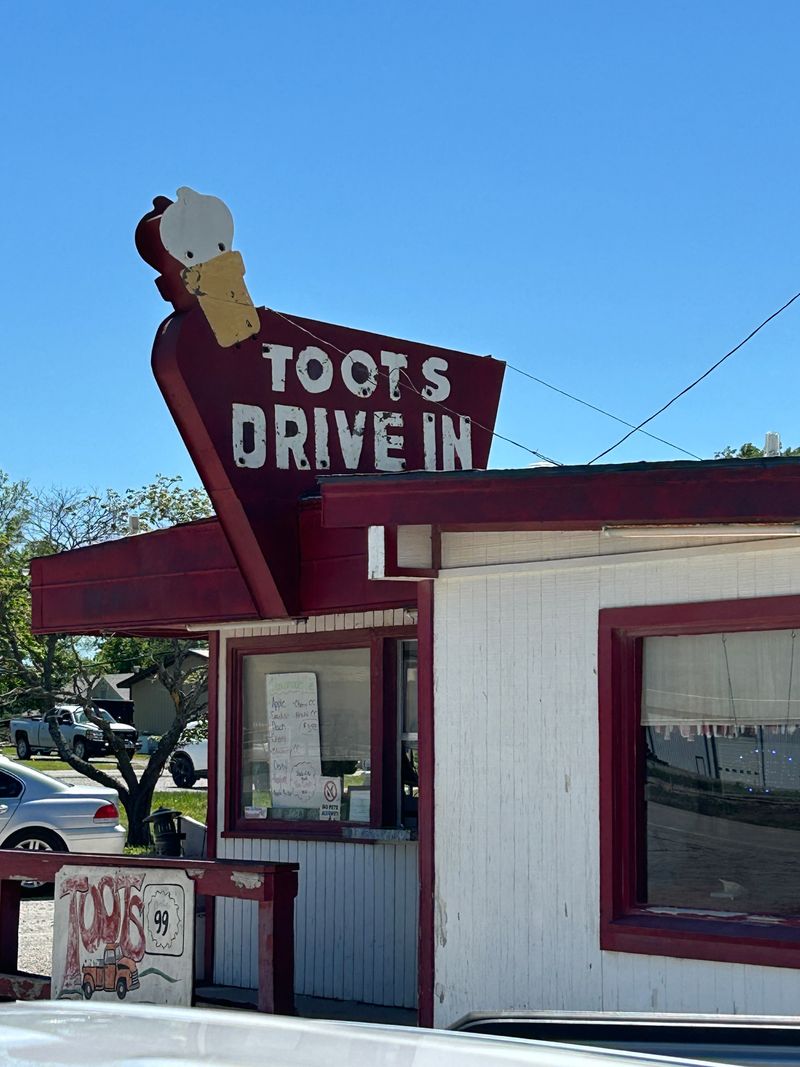 Toot's Drive In, Howard