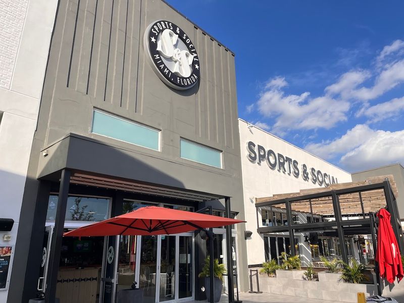 Sports & Social Dolphin Mall, Miami