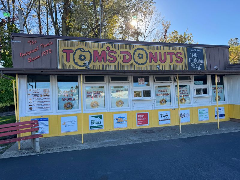 Tom's Donuts, Angola