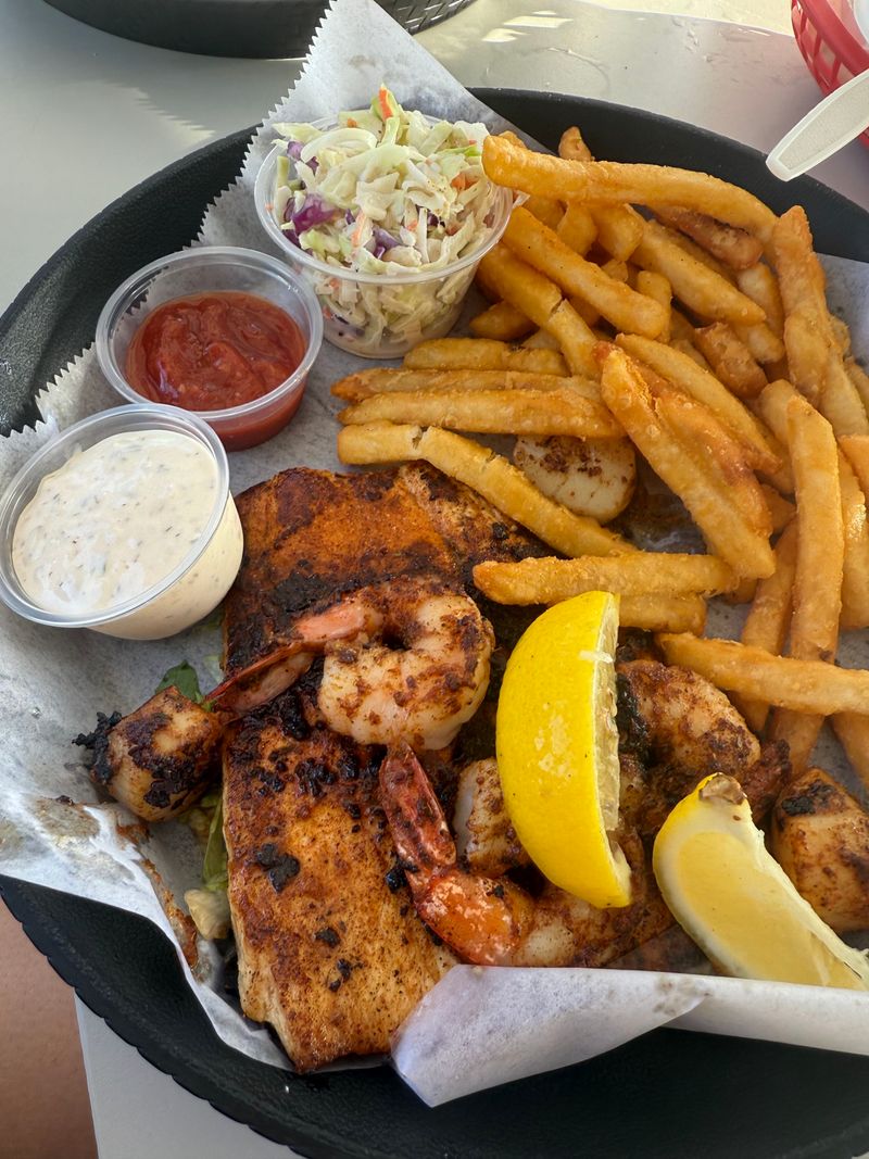 Tide Tables Restaurant & Marina, Cortez