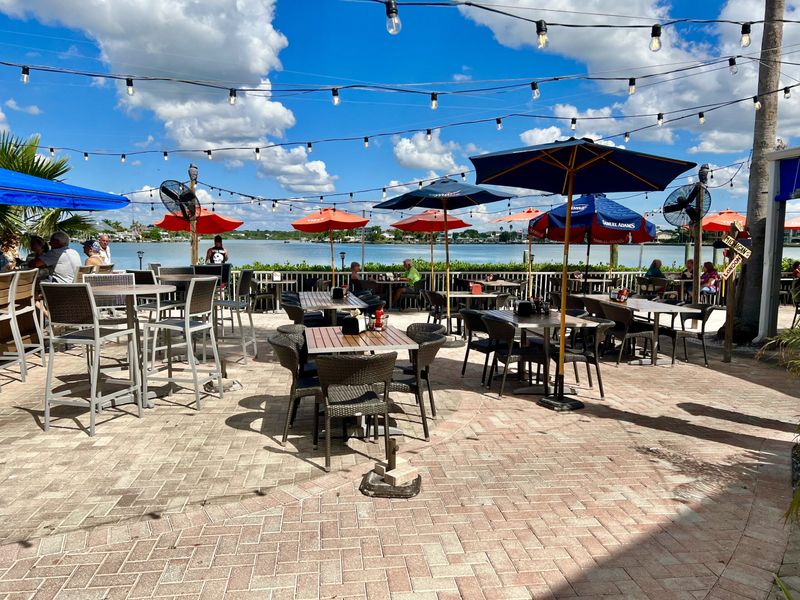 Sea Breeze Island Grill: Redington Shores' Sunset Central