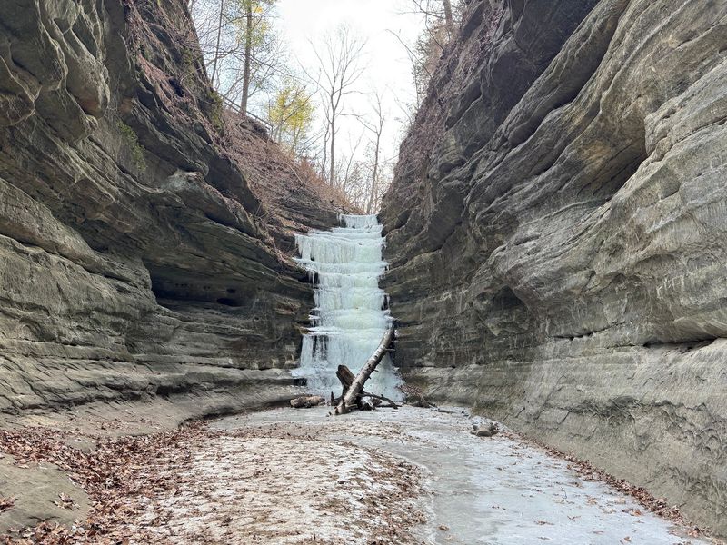 Starved Rock’s sandstone canyons change character in winter