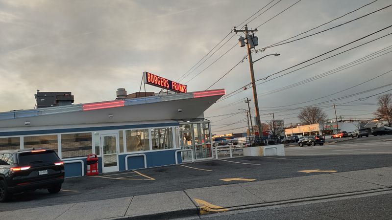 Convenient Hours for Burger Cravings