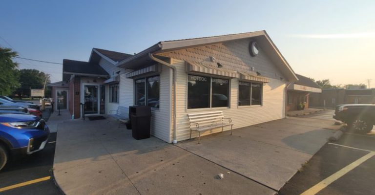 Step Into This Retro Ohio Roadside Diner Where Time Feels Frozen