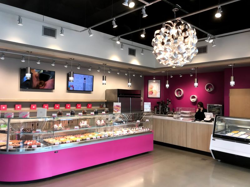 Le Macaron French Pastries - Oak Brook